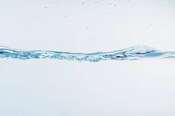 Water splash close-up van splash van water vormen vorm geïsoleerd op witte achtergrond. — Stockfoto