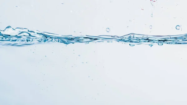 흰색 배경에 고립 된 물 형성 모양의 물 튀김의 닫아. — 스톡 사진