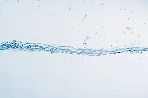 Vodní stříknutí blízko šplouchání vodotvorného tvaru izolované na bílém pozadí. — Stock fotografie