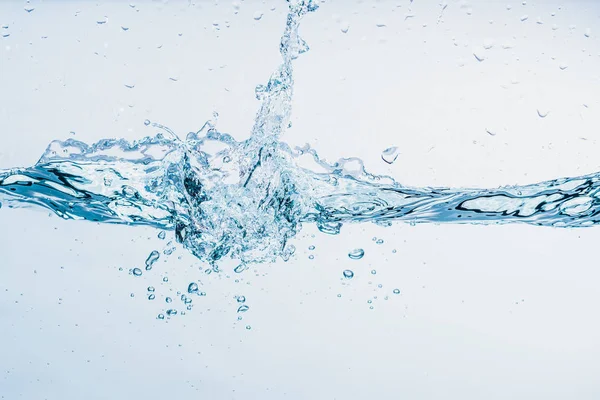 Woda rozpryskania bliska Splash wody tworząc kształt izolowane na białym tle. — Zdjęcie stockowe