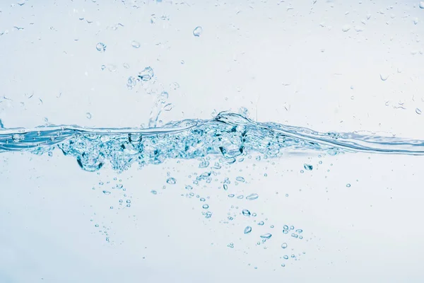 Respingo de água perto de respingo de água formando forma isolada no fundo branco . — Fotografia de Stock