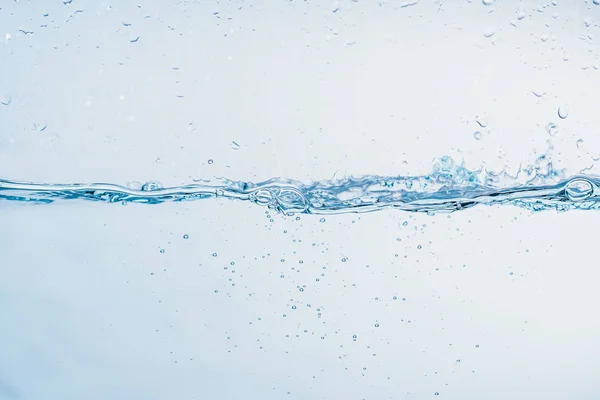 Schizzi d'acqua ravvicinati di schizzi d'acqua che formano una forma isolata su fondo bianco . — Foto Stock