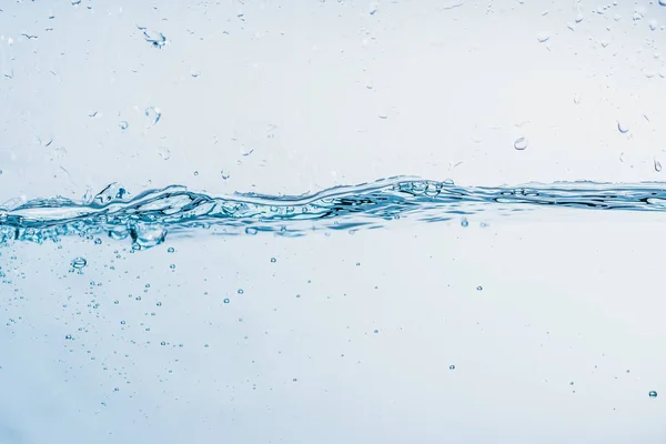 Éclaboussures d'eau gros plan de éclaboussures de forme formant de l'eau isolées sur fond blanc . — Photo