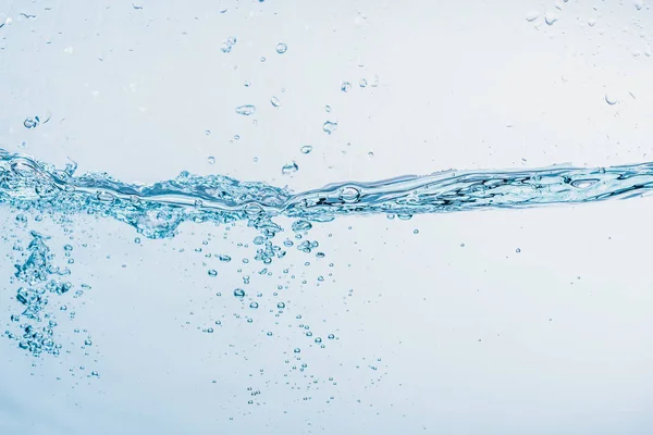 Water splash close-up van splash van water vormen vorm geïsoleerd op witte achtergrond. — Stockfoto