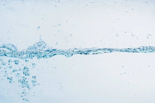 Salpicadura de agua primer plano de salpicadura de agua formando forma aislada sobre fondo blanco . — Foto de Stock