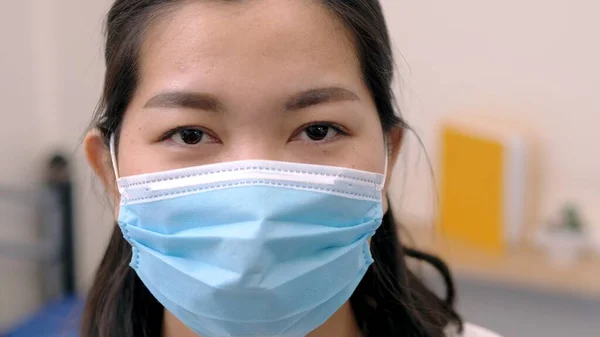 Portré Egy Ázsiai Fiatal Nőstényről Aki Arcvédőt Visel Maszkkal Arcán — Stock Fotó