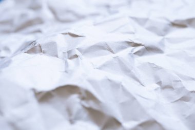 Beyaz kağıt, gölge ve seçici odak dokusu arka planıyla kırışmış..