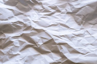 Beyaz kağıt, gölge ve seçici odak dokusu arka planıyla kırışmış..