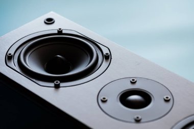 Müzik ve ev sinema sistemi için renk moduna ve ses tonuna sahip siyah premium hoparlör kapanışı