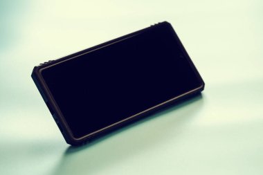 Çantalı siyah ekran akıllı telefon ve mavi arkaplan renk modu ve ton biçimi üzerine boşluk kopyala