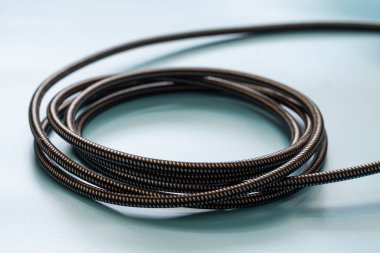 Mavi arkaplan renk modu ve ton biçimi üzerinde kablo bağlantısı ve kopyalama alanı