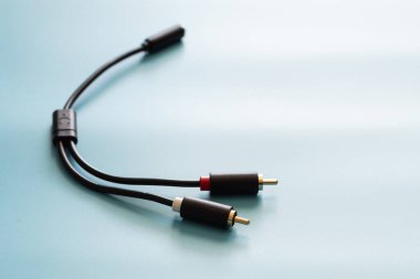 AV ayırıcı kablo bağlayıcısı ve mavi arkaplan renk modu ve ton biçimi üzerine kopyalama alanı