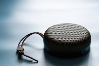 Yeşil prim bluetooth hoparlörü ve mavi ışık arkaplan renk modu ve ton biçimi üzerine kopyalama alanı