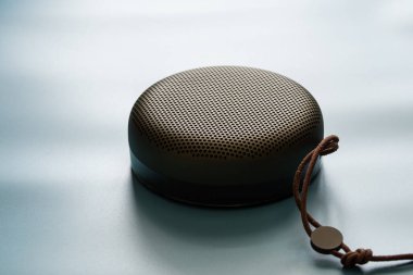 Yeşil prim bluetooth hoparlörü ve mavi ışık arkaplan renk modu ve ton biçimi üzerine kopyalama alanı