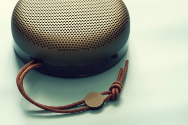 Yeşil prim bluetooth hoparlörü ve mavi ışık arkaplan renk modu ve ton biçimi üzerine kopyalama alanı