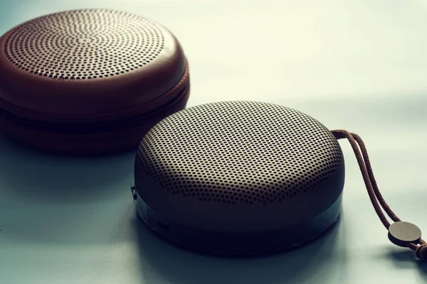 Yeşil prim bluetooth hoparlörü ve mavi ışık arkaplan renk modu ve ton biçimi üzerine kopyalama alanı