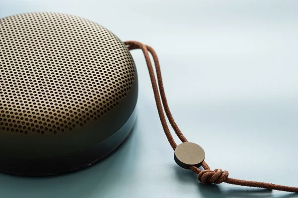 Yeşil prim bluetooth hoparlörü ve mavi ışık arkaplan renk modu ve ton biçimi üzerine kopyalama alanı