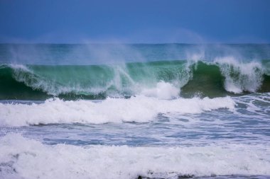 Güçlü mavi okyanus dalgaları ve mükemmel kırılan doğal arkaplan