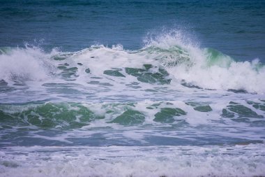 Güçlü mavi okyanus dalgaları ve mükemmel kırılan doğal arkaplan