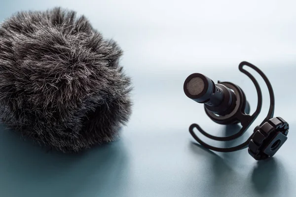 Vlog Mikrofon Profesyonel veya pompalı mikrofon mavi arkaplan renk modu ve ton biçimi üzerine kopyalama alanı ile çekim yapmak için