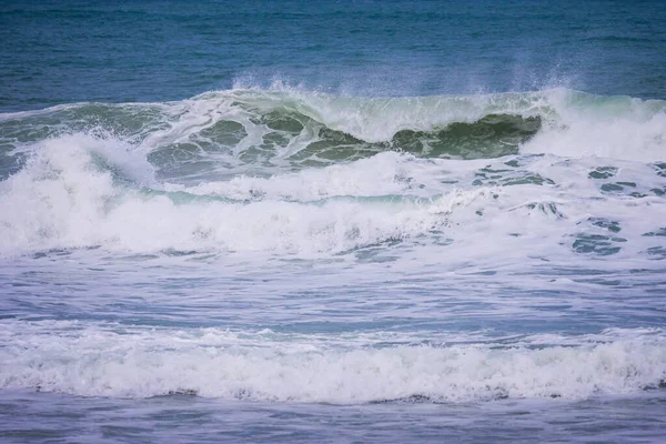 Potente Ola Oceánica Azul Con Fondo Natural Perfecto Para Romper —  Fotos de Stock