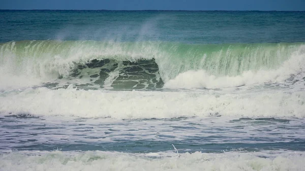 Onda Oceânica Azul Poderosa Com Fundo Natural Perfeito Quebrando — Fotografia de Stock