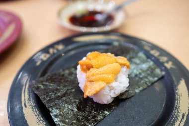 Suşinin zengin lezzetlerini yerel bir lokantada deneyin. Taze malzemeler ve aşçılık sanatını vurgulayın..