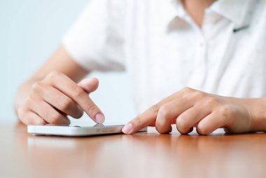 Günlük yaşamda teknolojinin önemini vurgulayan mobil bir cihaz kullanan bir kişi.