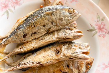 Güzel bir kaplanmış kızarmış balık ev yapımı konforlu gıdanın özünü yakalar..