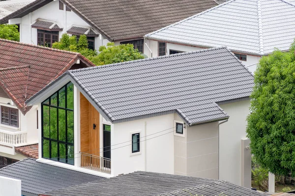 Çarpıcı tasarım unsurlarının yer aldığı modern bir şehir evi keşfedin. Canlı bir toplulukta hava perspektifinden sergilendi..