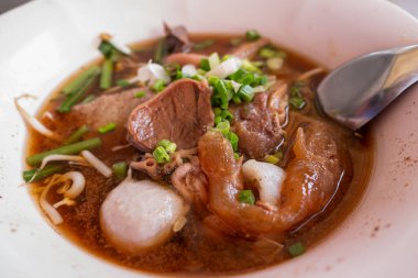 Vietnam sokak yemeği kültürünün özünü gösteren taze malzemelerle işlenmiş canlı bir kase pho 'nun tadını çıkarın..