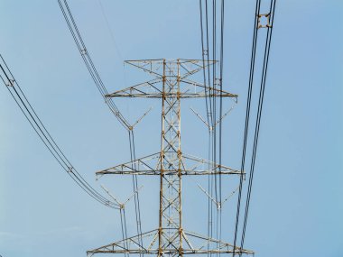 Şehir manzaralarına enerji sağlayan ve günlük hayatımızdaki önemini gözler önüne seren karmaşık elektrik hatları ağını keşfedin..