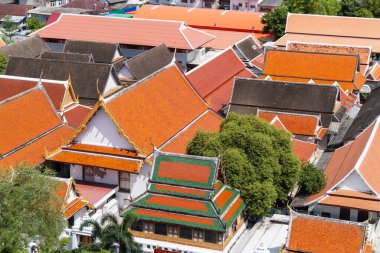 Tayland 'ın canlı kentsel ortamındaki çarpıcı renkli tapınak çatılarını keşfedin..