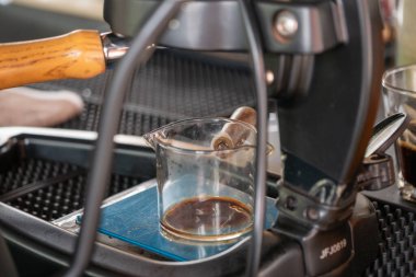 Mükemmel espresso kahve dükkanı imajını kapalı alan atmosferi yakın çekim kahve sanatı ile işliyor.