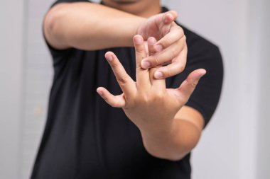 Esneklik için el egzersizleri kapalı stüdyo içinde sağlık içeriği sakin çevre yakın görüntüsü