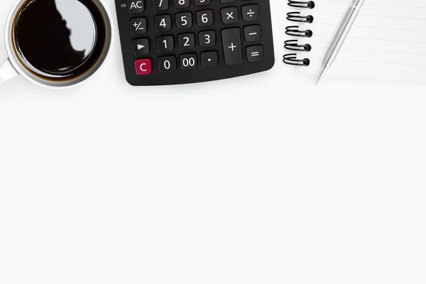 Białe biurko z kalkulatorem, kawą i notatnikiem z długopisem. Widok z góry z miejsca do kopiowania, płaski leżak. — Zdjęcie stockowe