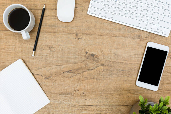 Вид сверху деревянного офисного стола с компьютерными гаджетами и канцелярскими принадлежностями. Плоский лежал
.