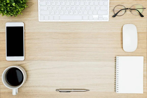 Mesa de escritorio de madera organizada y limpia con un montón de cosas en ella. Vista superior con espacio de copia, plano . — Foto de Stock