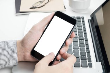 İş adamı beyaz boş ekranlı bir akıllı telefon tutuyor.