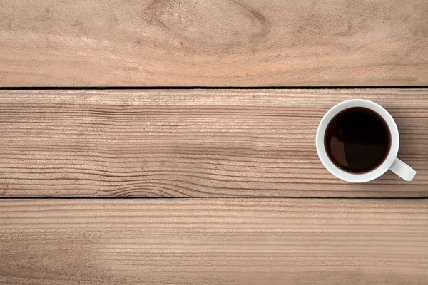 Ahşap masanın üzerinde bir fincan kahve bulunmaktadır. Kopyalama alanı ile üst görünüm, düz döşeme. — Stok fotoğraf