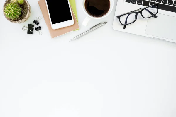 Moderní bílá kancelářská deska s notebookem, kávou, smartphone a zásobami. Pohled shora s prostorem pro kopírování, plochý ležel. — Stock fotografie