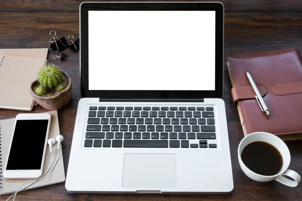 Laptop com tela branca em branco na mesa de escritório de madeira . — Fotografia de Stock