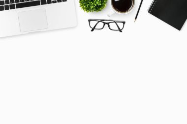 Laptop bilgisayar ve malzemelerle dolu beyaz ofis masası. Kopyalama alanı olan üst görünüm, düz yatay.