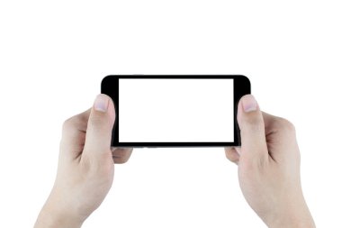İki el siyah akıllı telefon tutuyor, beyaz arka planda izole edilmiş. Gömülü olan yol kırpılıyor.