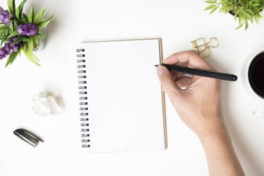 Adam boş defter sayfasına bir şeyler yazacak. Üst manzara, düz uzanma.