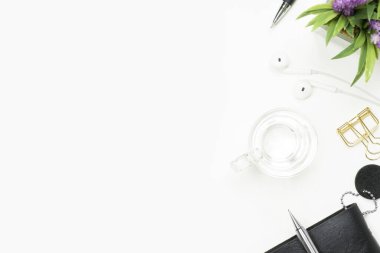 Malzemelerle dolu beyaz ofis masası. Kopyalama alanı olan üst görünüm, düz yatay.