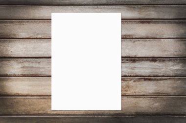 Ahşap arka planda beyaz maket kağıt posteri var..