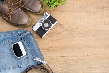 Hippi seyahat aksesuarları. İçinde retro film kamerası da var. Kopyalama alanı olan üst görünüm, düz yatay.