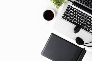 Kalem faresi, dizüstü bilgisayarı ve malzemeleri olan beyaz grafik tasarımcı masası. Kopyalama alanı olan üst görünüm, düz yatay.