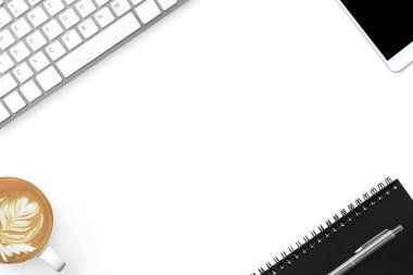 Beyaz, modern ofis masası, malzemeler ve latte kahve. Kopyalama alanı olan üst görünüm, düz yatay.